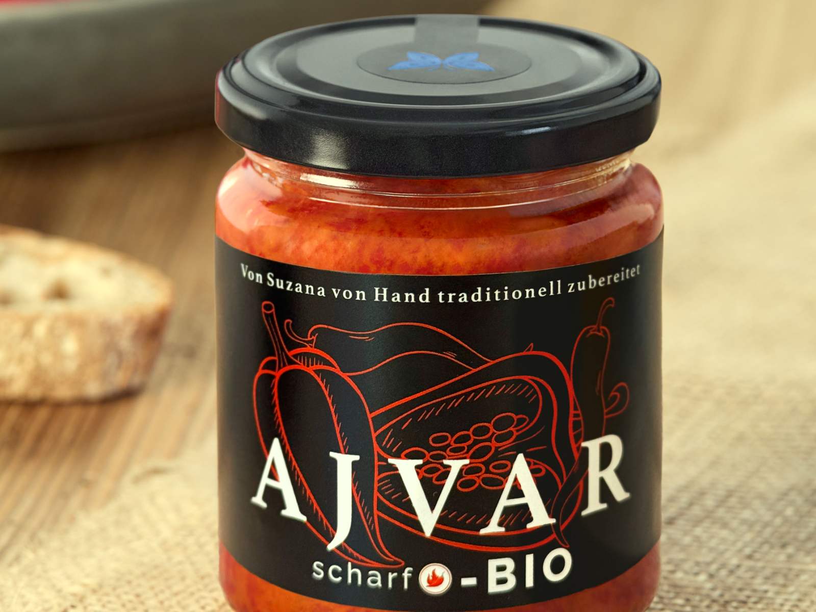 Nahaufnahme eines Glases mit rotem Ajvar